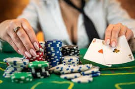 Dealer profesional 212slot dalam aksi Dealer membagikan kartu dalam sesi live bakarat dengan streaming HD